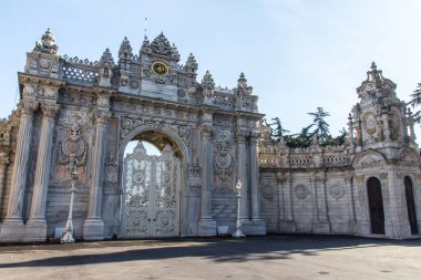 İstanbul 'daki Dolmabahe Sarayı' nın güzel kapısının manzarası. Türkiye