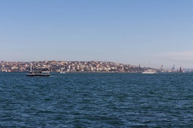 İstanbul 'un arka planında, Boğaz' da tekneler var. Türkiye
