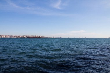 İstanbul 'un arka planında İstanbul Boğazı' nda bir tanker var. Türkiye