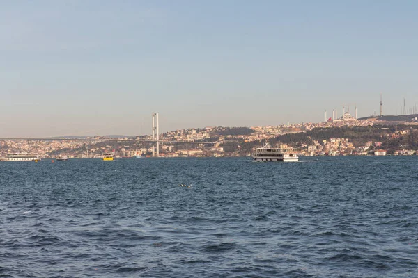 Båtar Bosporen Bakgrunden Staden Istanbul Turkiet — Stockfoto