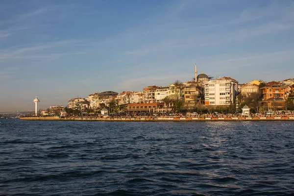 Uitzicht Uskudar Wijk Van Istanbul Vanaf Bosporus Bij Zonsondergang Turkije — Stockfoto