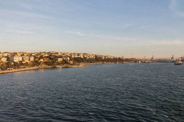 İstanbul 'un arka planında, Boğaz' da tekneler var. Türkiye