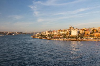 Günbatımında İstanbul 'un Uskudar ilçesinin Boğaz' dan görünüşü. Türkiye