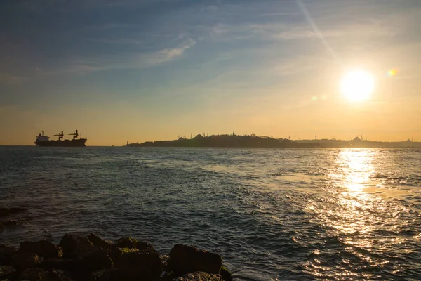 Silueta Petrolero Bósforo Fondo Estambul Atardecer Turquía — Foto de Stock