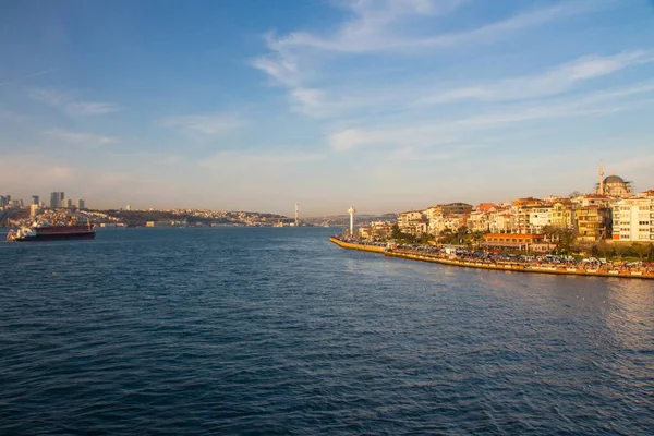 Uitzicht Uskudar Wijk Van Istanbul Vanaf Bosporus Bij Zonsondergang Turkije — Stockfoto