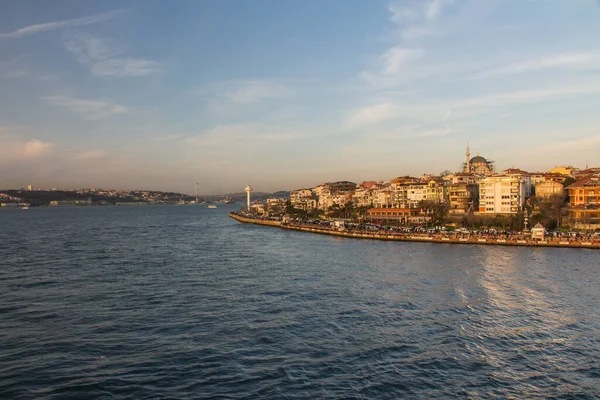 Uitzicht Uskudar Wijk Van Istanbul Vanaf Bosporus Bij Zonsondergang Turkije — Stockfoto