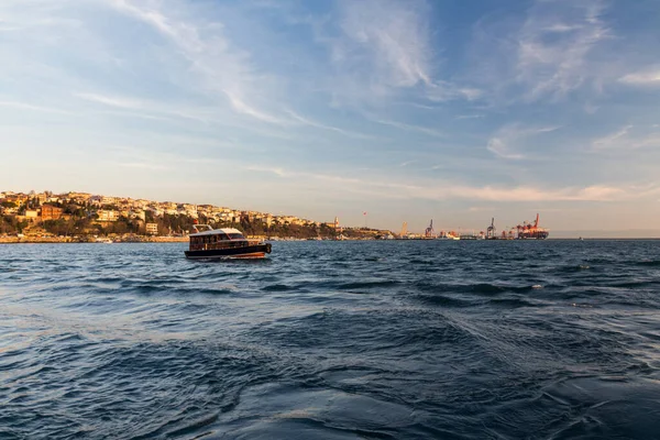 Barco Bósforo Fondo Ciudad Estambul Turquía — Foto de Stock
