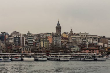 Yağmurlu havada İstanbul 'daki Galata Kulesi manzarası. Türkiye