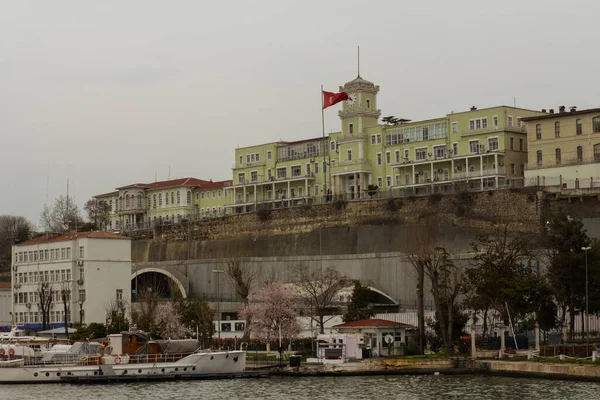 Vista Del Edificio Del Hospital Estatal Estambul Con Tiempo Lluvioso —  Fotos de Stock