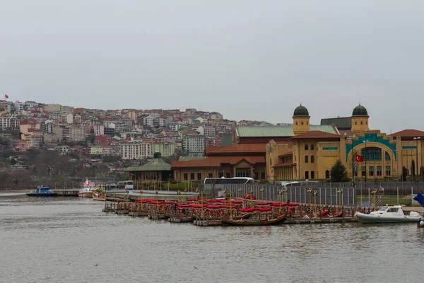 Muelle Con Barcos Recreo Estambul Con Tiempo Lluvioso Turquía —  Fotos de Stock