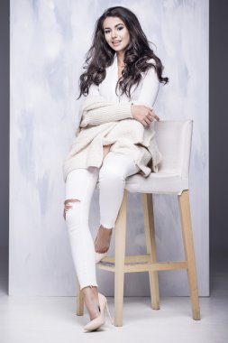 Zarif boyalı duvar arka plan üzerinde giymiş kadın güzel