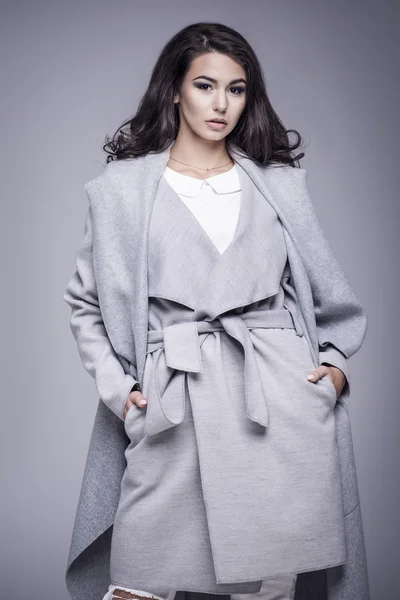 Belle jeune femme dans un élégant manteau gris — Photo