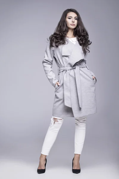 Belle jeune femme dans un élégant manteau gris — Photo
