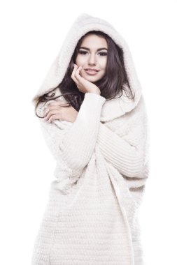 Güzel genç kadın sıcak kazaklı bir kukuleta ile