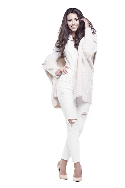 Mooie vrouw draagt een warme trui staan op een witte achtergrond — Stockfoto
