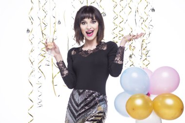 Güzel kadın şık giyinmiş eğlenirken şampanya içmek