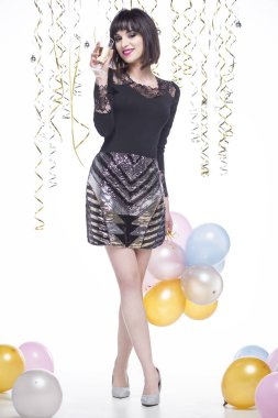 Güzel kadın şık giyinmiş eğlenirken şampanya içmek