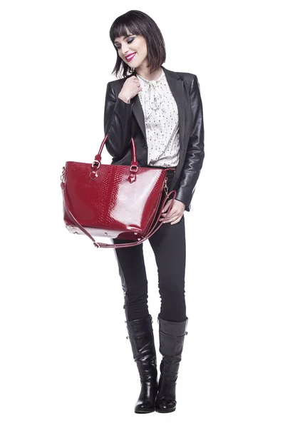 Jonge vrouw succes gaat om te voldoen aan een rode handtas in een zwarte jas en een wit overhemd. — Stockfoto