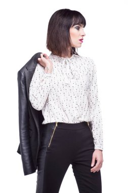 Genç iş kadını zarif giyimli kadın beyaz bir arka plan üzerinde.