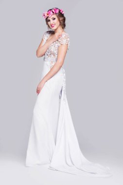 Saçları ve dantel gelinlik cenaze çelengi güzel genç bir bayanla.