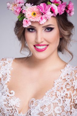 Saçları ve dantel gelinlik cenaze çelengi güzel genç bir bayanla.