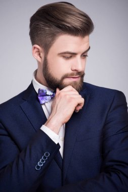 Koyu mavi takım elbise ve kravat Beyaz gömlekli adam