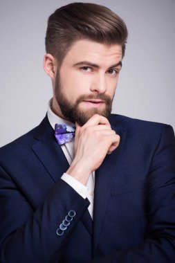 Koyu mavi takım elbise ve kravat Beyaz gömlekli adam