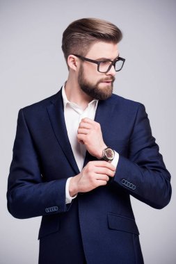 Adam koyu mavi takım elbise, beyaz gömlek ve gözlük