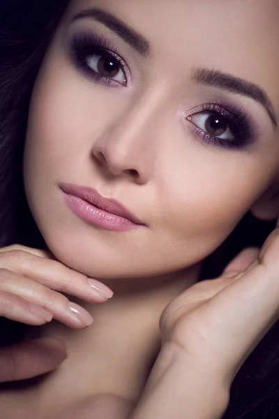 Retrato de una mujer hermosa en un maquillaje de noche . Imagen De Stock