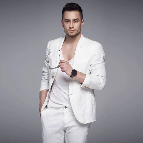 Beyaz elbiseli çekici adam 