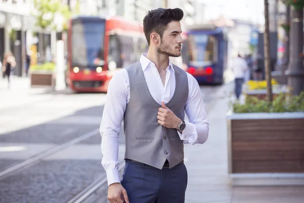 英俊的年轻商人穿戴整齐，步行穿过城市 — 图库照片