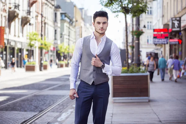 Jovem empresário bonito vestido de forma inteligente, andando pela cidade — Fotografia de Stock