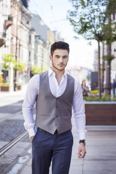 Joven hombre de negocios guapo vestido elegante, caminando por la ciudad Fotos De Stock Sin Royalties Gratis
