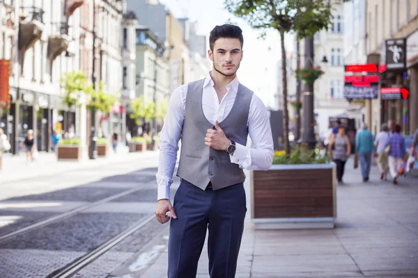 Joven hombre de negocios guapo vestido elegante, caminando por la ciudad Imagen De Stock