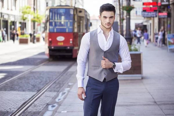 Joven hombre de negocios guapo vestido elegante, caminando por la ciudad Fotos De Stock