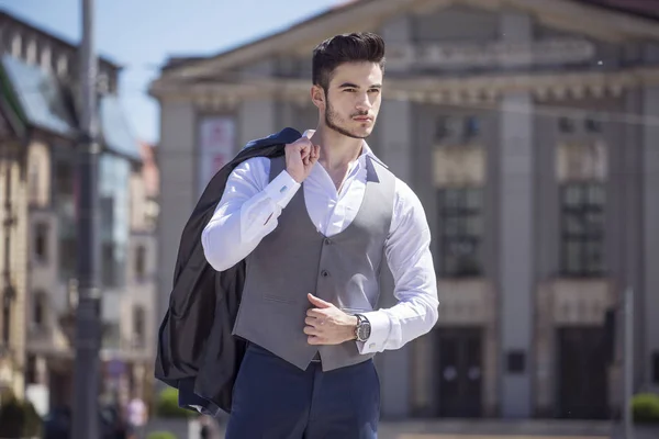 Ung snygg affärsman klädd smart, promenader genom staden — Stockfoto