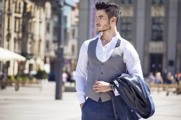 Joven hombre de negocios guapo vestido elegante, caminando por la ciudad — Foto de Stock