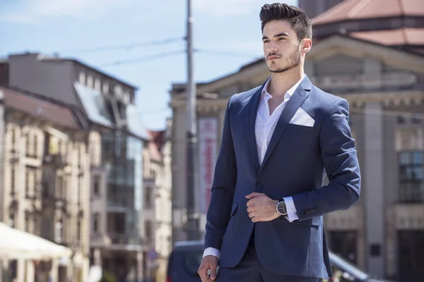 Joven hombre de negocios guapo vestido elegante, caminando por la ciudad Fotos De Stock Sin Royalties Gratis