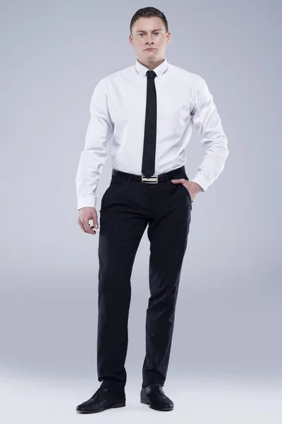 Młody Przystojny Mężczyzna Koszula Krawatem Jasnoszarym Tle — Zdjęcie stockowe