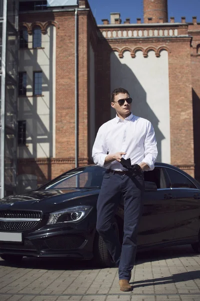 Jovem Homem Bonito Está Carro Preto Fundo Edifício Cidade — Fotografia de Stock