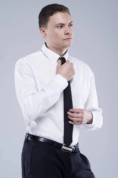 Açık Gri Renkli Bir Kravat Ile Bir Gömlek Genç Yakışıklı — Stok fotoğraf