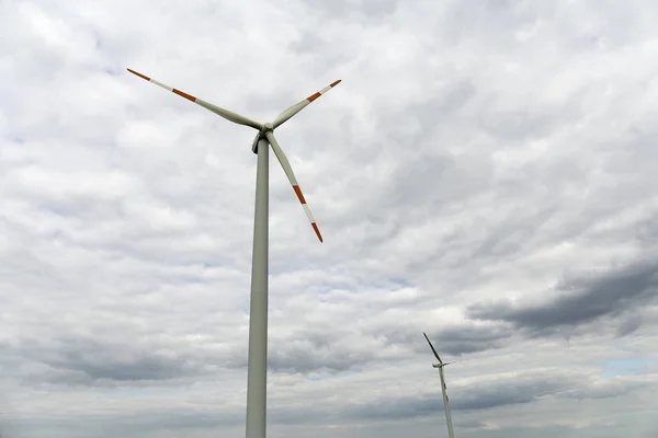 Windkraftanlage - grüne Energie — Stockfoto
