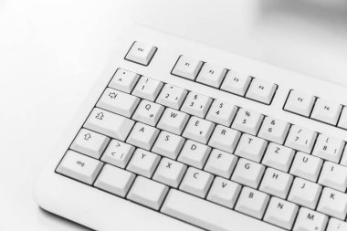 PC klavye üstünde okul sırası