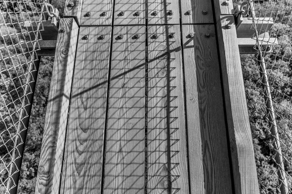 En el puente de Geierlay - Detalle de disparo - blanco y negro — Foto de Stock