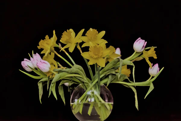 Fleurs de printemps dans un vase — Photo