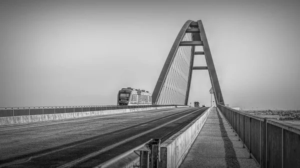 Siyah beyaz fehmarnsund Köprüsü — Stok fotoğraf