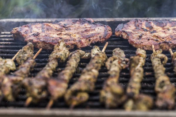 Viande sur un barbecue au charbon de bois — Photo