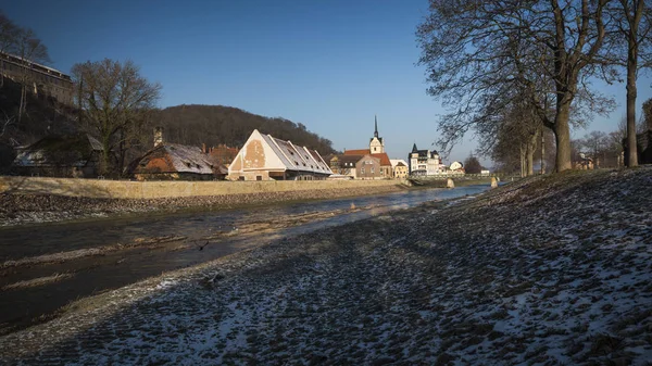 Widok na rzekę i stare miasto z kościołem w zimie — Zdjęcie stockowe