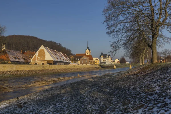 Widok na rzekę i stare miasto z kościołem w zimie — Zdjęcie stockowe