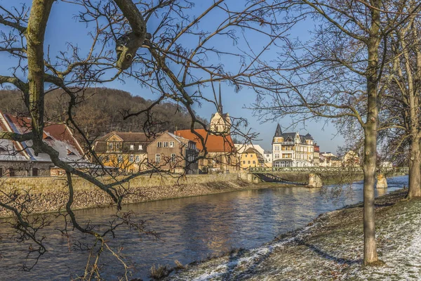 Pohled na řeku a staré město s kostelem v zimě — Stock fotografie